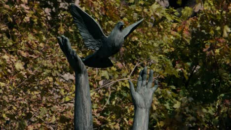 Prag-13.-Oktober-2019---Alegorie-Miru-Statue-In-Prag-An-Einem-Windigen-Tag