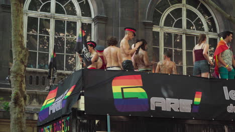 El-Autobús-Sncf-En-El-Orgullo-Gay-Con-Gente-Divirtiéndose-Y-Festejando-Encima