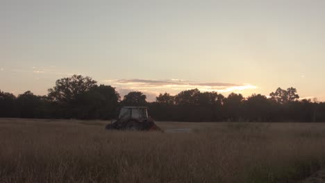 Traktor-Im-Sonnenuntergangfeldschwenkschuss