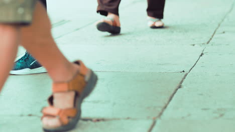 Menschen,-Die-Sandalen-Und-Flip-Flops-Tragen,-Gehen-Auf-Dem-Bürgersteig