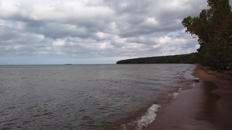 calm-waves-at-lake-superior-wisconsin,-apostole-island-national-lake-shore