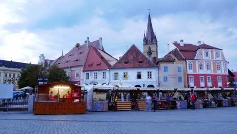 Timelapse-of-a-small-market-in-the-old-town-of-Sibiu,-Mica-square