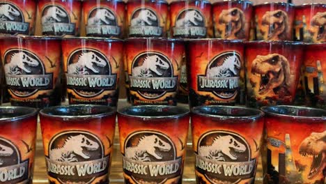 Eine-Nahaufnahme-Von-Tassen-Mit-Dem-Thema-„Jurassic-World“,-Die-In-Einem-Souvenirladen-In-Den-Universal-Studios-Hollywood-Verkauft-Werden