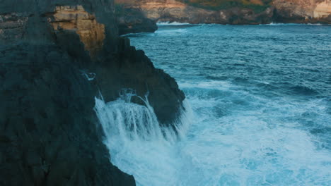 Unglaubliche-Kraft-Der-Wellen,-Die-über-Gefährliche-Felsen-Brechen