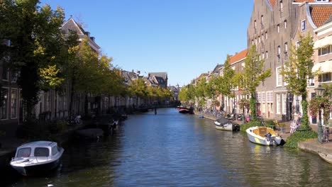 Antiguo-Canal-Del-Rin-En-Una-Soleada-Mañana-De-Otoño-En-Leiden,-Países-Bajos