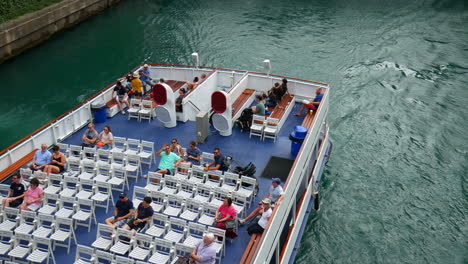 Touristenboot-Auf-Dem-Fluss,-Innenstadt-Von-Chicago,-USA,-Vereinigte-Staaten,-Flusspromenade,-Blick-Von-Oben-Auf-Die-Brücke,-Luftaufnahme-Eines-Flusskreuzfahrtschiffes,-Urlaub-Und-Reisen-Im-Sommer