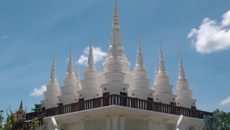 Zeitraffer-Flauschiger-Wolken-über-Einem-Buddhistischen-Tempel