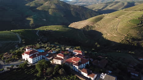 Kippen-Sie-Nach-Unten,-Um-Ein-Herrenhaus-Auf-Einem-Hügel-Im-Malerischen-Douro-Tal-In-Portugal-Zu-Sehen