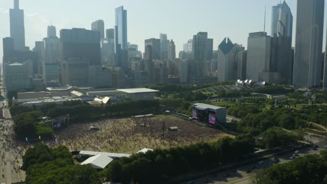 Aerial-Push-in-towards-Lollapalooza-Crowds-in-Chicago,-Illinois