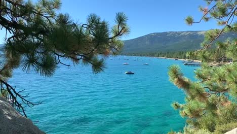 Una-Playa-Pintoresca-En-El-Lado-De-La-Costa-Este-Del-Lago-Tahoe-Llamada-&quot;playa-Escondida&quot;