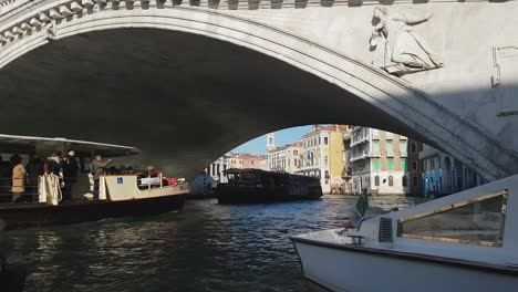 Water-Transport-Traffic-On-The-Grand-Canal-in-Venice,-Italy