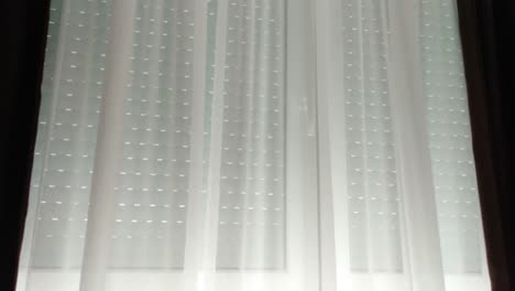 Automatische-Jalousieabdeckung-Fenster-Mit-Weißen-Vorhängen-Bei-Tageslicht