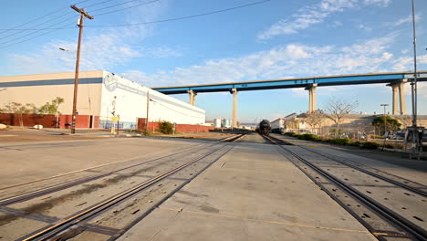 Un-Puente-Sobre-El-Distrito-Industrial-De-San-Diego---Amplia-Cacerola