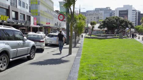 Blick-Auf-Die-Dixon-Street-In-Wellington,-Neuseeland,-Während-Jemand-An-Der-Kamera-Vorbeigeht