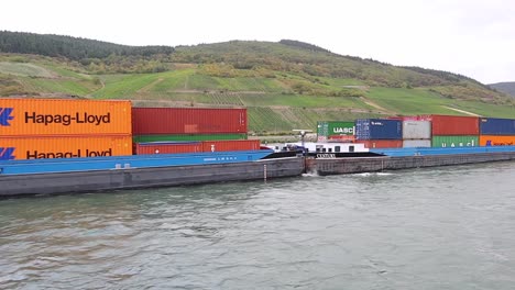 Zwei-Riesige-Containerschiffe-Mit-Frachtkopf-Flussabwärts-Am-Rhein