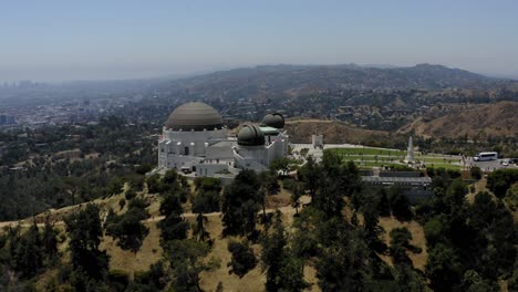 Aerial-video-slowly-orbiting-the-Griffith-Observatory