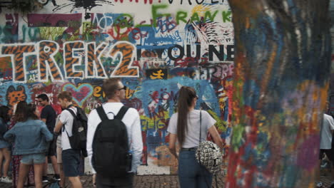 Touristen-An-Der-Lennon-Mauer-In-Prag,-Bewegende-Aufnahme,-Prag,-Tschechische-Republik
