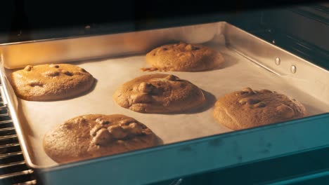 Time-lapse-of-baking-soft-cookies-in-the-oven