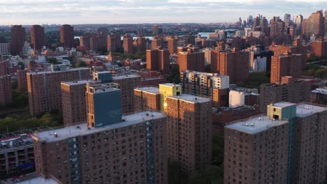 Luftaufnahmen-Gleiten-Zur-Goldenen-Stunde-Des-Sonnenaufgangs-Schnell-über-Wohnprojekte-Und-Die-Skyline-In-Harlem,-New-York