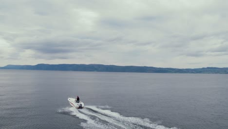 Konsolenboot-Mit-Außenbordmotor-Auf-Hochtouren