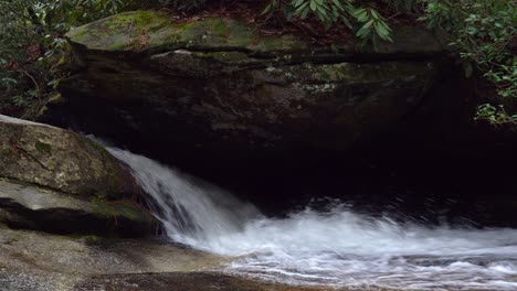 Rauschendes-Wildwasser-In-Der-Nähe-Der-Spitze-Der-Mittleren-Wasserfälle-Im-Stone-Mountain-State-Park,-NC