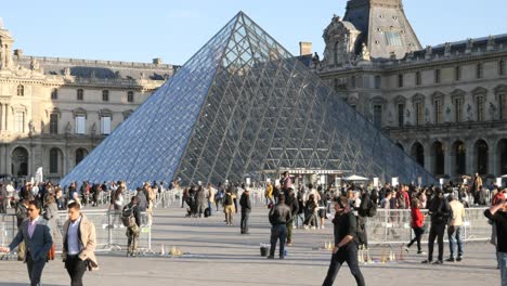 Gente-En-La-Pirámide-Fuera-Del-Museo-Del-Louvre-En-Un-Día-Soleado---París,-Francia