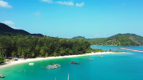 Paradies-Sommerurlaubstor-Auf-Einer-Tropischen-Insel-Mit-Weißem-Sandstrand,-Umspült-Von-Einer-Ruhigen-Türkisfarbenen-Lagune-In-Thailand