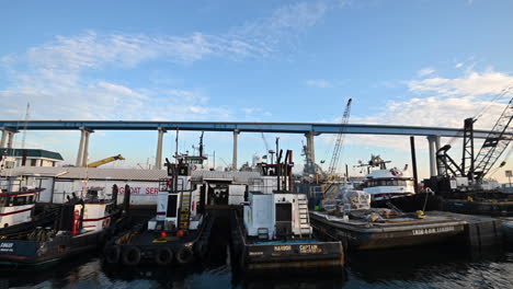 Die-Werft-Von-San-Diego-An-Der-Coronado-Bay-Bridge-An-Einem-Strahlend-Blauen-Tag-–-Weite-Pfanne