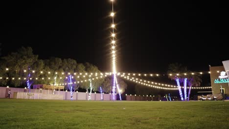 Vista-De-ángulo-Bajo-Desde-La-Fiesta-En-La-Piscina-En-Abu-Dhabi