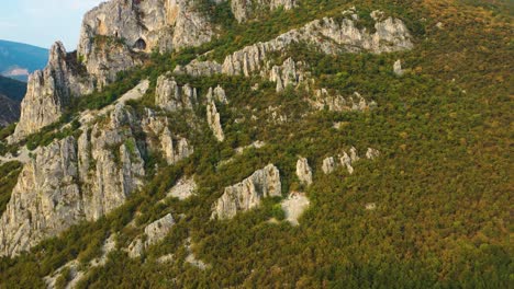 Luftschwenk-Auf-Felsigen-Berggipfel,-Herbstliche-Gelbe-Und-Grüne-Waldbäume
