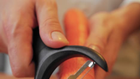 Karotten-Schälen-Makroaufnahme