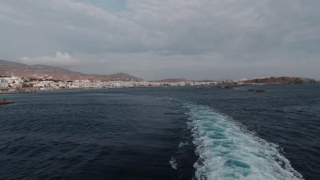 Am-Ende-Der-Reise-Verlassen-Sie-Die-Insel-Tinos-Mit-Dem-Boot-An-Bord-Des-Ozeans
