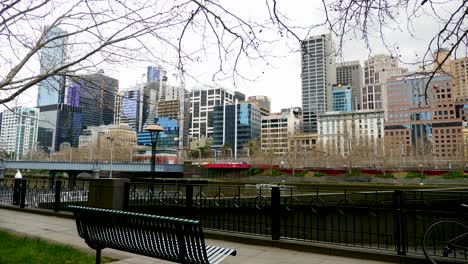 Melbourne-Touristen-Gehen-Tagsüber-über-Die-Yarra-Riverside-Walking-Queens-Bridge