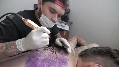 Tatuador-Limpiando-Y-Comprobando-El-Progreso-Del-Tatuaje