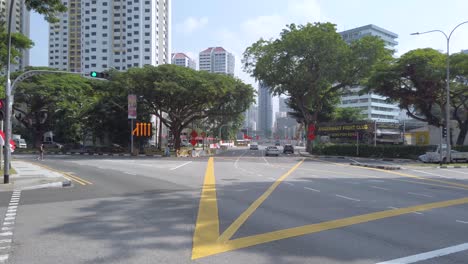 Vista-Panorámica-De-La-Intersección-De-La-Calle-En-Singapur-En-Un-Día-Soleado-De-Verano