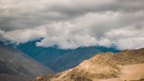 Bewegte-Wolken-Und-Licht-In-Einem-Himalaya-Tal,-Ladakh,-Indien