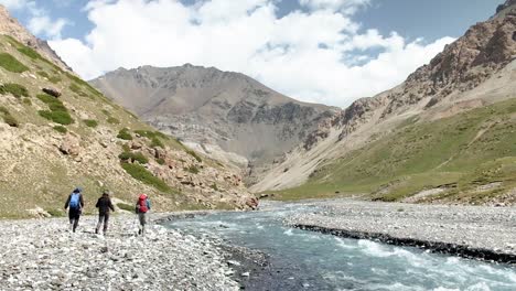 Wandern-In-Den-Wunderschönen-Alay-bergen-In-Der-Osch-region-In-Kirgisistan