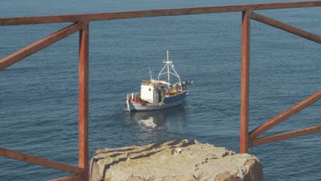 Griechisches-Fischerboot-Durch-Geländer