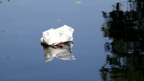 El-Río-Está-Contaminado-Por-Desechos-Industriales-Y-Domésticos,-Muy-Oscuro-Y-Lleno-De-Desechos-Plásticos