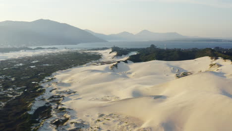 Wunderschöne-Panorama-Luftaufnahme-Der-Lagune-Da-Conceicao-Und-Der-Sanddünen-Am-Strand-Von-Joaquina,-Stadt-Florianopolis,-Santa-Catarina,-Brasilien