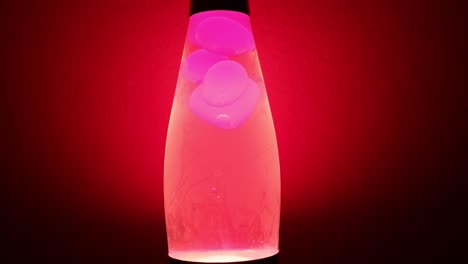 Lámpara-De-Lava-Con-Lava-Roja,-Diseño-De-Los-Años-70,-Sobre-Fondo-Claro