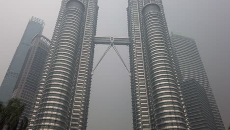 Die-Skyline-Von-Kuala-Lumpur-Und-Die-Petronas-Twin-Towers-Sind-In-Dunst-Gehüllt,-Der-Durch-Indonesische-Waldbrände-Verursacht-Wurde