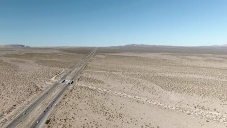 Antena-De-Gran-Altitud-Del-Desierto-De-Mojave,-Cerca-De-La-Interestatal-15-En-California,-EE.UU.