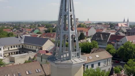 Stadtbild-Und-Wunderschöne-Kirche-In-Der-Stadt-Vác,-Ungarn,-Aufgenommen-Mit-Einer-DJI-Mavic-2-Pro-4K-UHD-30-Fps