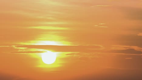 Zeitraffer-Eines-Wunderschönen-Orangefarbenen-Sonnenuntergangs-Mit-Wolken