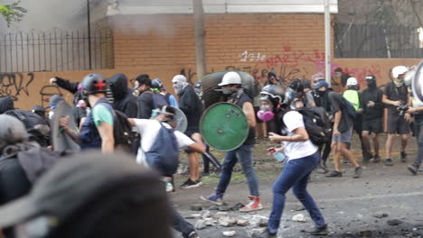 Los-Alborotadores-Forman-Una-Línea-Defensiva-Con-Escudos-Antidisturbios-Improvisados-En-Las-Calles