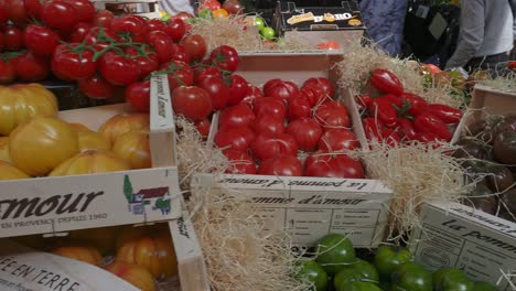 Verduras-Frescas-En-Exhibición-En-Un-Puesto-De-Mercado-Dentro-Del-Mercado-Del-Distrito-De-Londres,-Que-Es-Uno-De-Los-Mercados-De-Alimentos-Más-Grandes-Y-Antiguos-De-Londres