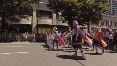 Mitarbeiter-Und-Schüler-Der-Seattle-Public-School-Nehmen-An-Der-LGBTQ-Parade-In-Seattle-Teil,-Schulbus,-Schwenkende-Regenbogenfahnen