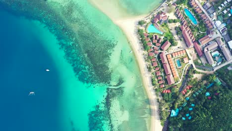 Thailand,-Luftaufnahme---Bunte-Dächer-Der-Luxusresorts-Mit-Salzwasserpools-An-Der-Küste-Der-Tropischen-Insel