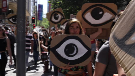 Demonstranten-Gehen-Durch-Die-Straßen-Von-Santiago-Und-Halten-Schilder-Mit-Aufgemalten-Augen-Hoch
